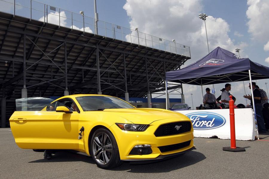  Ford Mustang EcoBoost 2015 года  (фото 12 из 20)